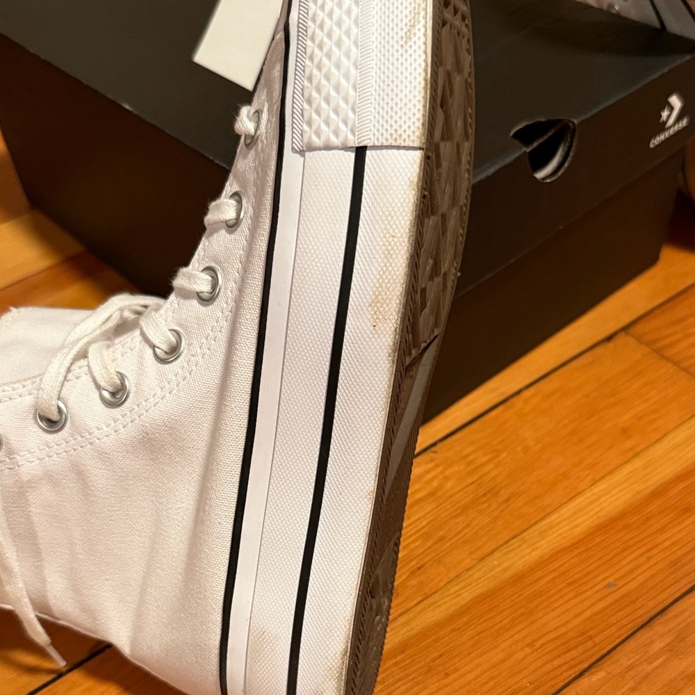 Converse White High Top Sneakers comes with box - Picture 4 of 9